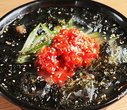 韓国の伝統食品の一種で、ドングリのデンプンを固めたオススメ料理☆ムック冷菜