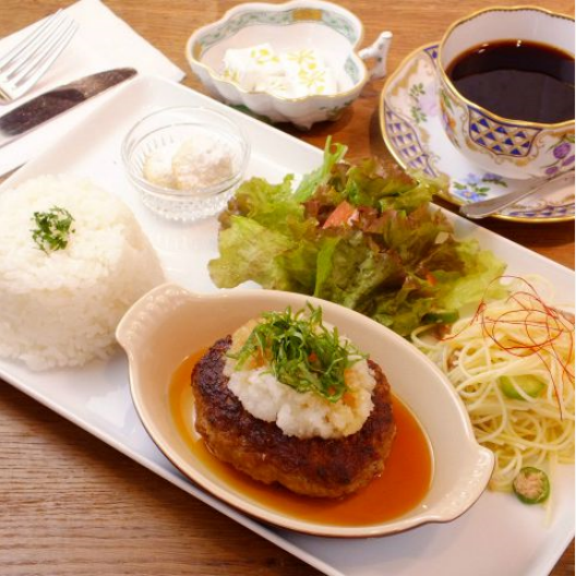 ☆ Lunch menu with different main dishes such as stewed dishes and hamburgers ☆
