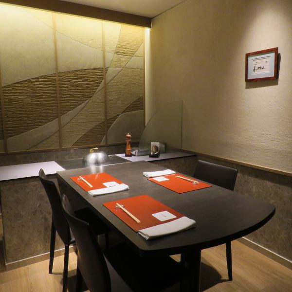 Complete private room for 4 people with table seats.Enjoy the modern atmosphere.