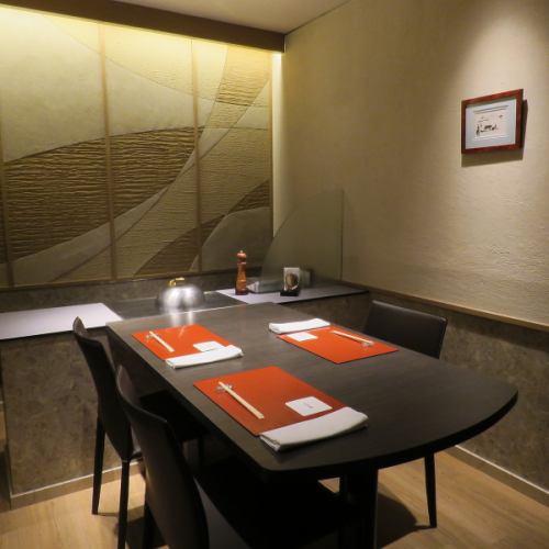 <p>Complete private room for 4 people with table seats.Enjoy the modern atmosphere.</p>