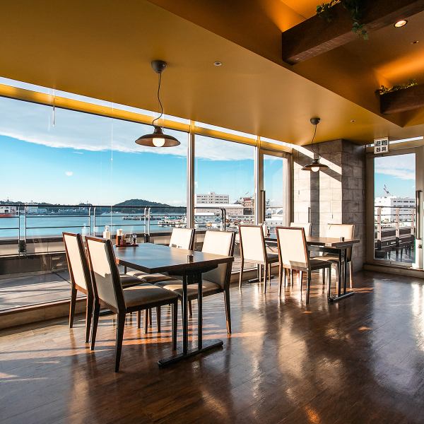 [Wonderful ocean view!] We have table seats with a panoramic view of the ocean! The main feature is that you can relax in the restaurant with a sense of openness! Please feel free to use it with your family, girls' night out, date, etc. Let's do it♪