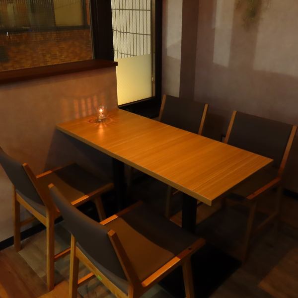 [Table seats with emphasis on comfort] We have two types available: one for 4 people and one for 2 people.The candles on the tables make it look even more like a bar♪ Since this is a popular seat, we recommend making reservations online, which is available 24 hours a day.