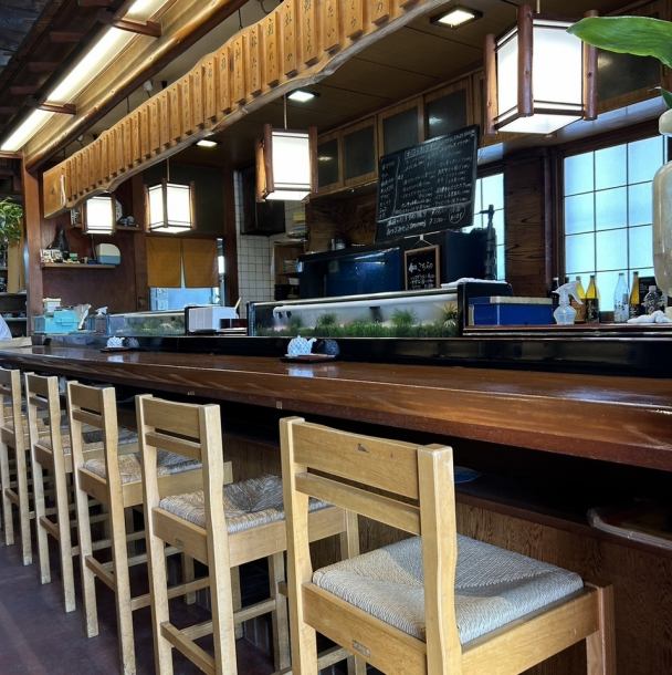 シーンに応じたお席のチョイスが可能です。お座もあるのでお子様連れでも安心。店内のイケスにはウナギが泳いでいます。