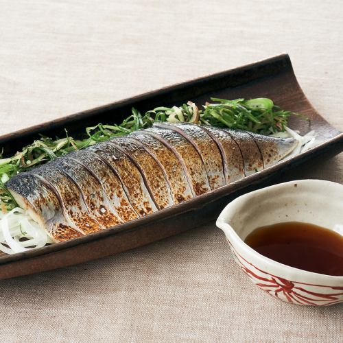 Grilled marinated mackerel with plenty of condiments