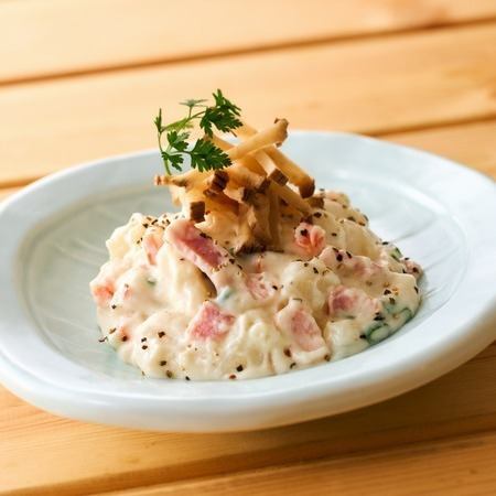 ベーコンといぶりがっこのポテトサラダ