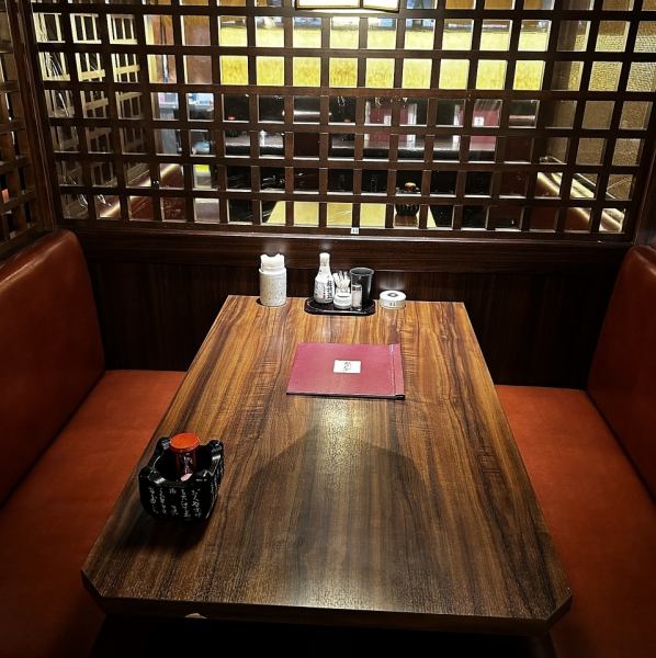 落ち着いた雰囲気の店内にはBOX席をご用意しております。周りのお席とは離れておりますので、個室でなくてもゆったりとご宴会をお楽しみいただけます。ぜひかまどかで素敵な宴会のひと時をお過ごしください♪予約受付中!※店内写真はイメージ写真を使用しています