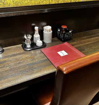 一个人也可以坐在柜台。