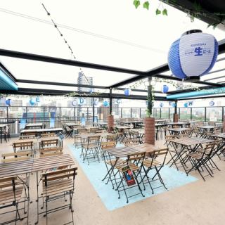 テーブル席（6名×4卓）各種人数対応可能なテーブル席♪会社宴会やグループでの集まりに最適です！開放感あふれる屋上ビアガーデンで、美味しい料理とお酒を堪能しながら、賑やかなひとときを過ごしませんか？最大120名様まで対応可能です！しっかり屋根があるので雨の日でも安心して楽しめます！