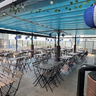 テーブル席（4名×29卓）4名様用テーブル席が22卓！少人数の飲み会からグループ宴会まで、幅広いシーンで利用可能です。天満橋を一望できる開放感抜群のロケーションで絶品BBQとビールを楽しみませんか？組み合わせて大人数にも対応できるので宴会のご予約も大歓迎です！