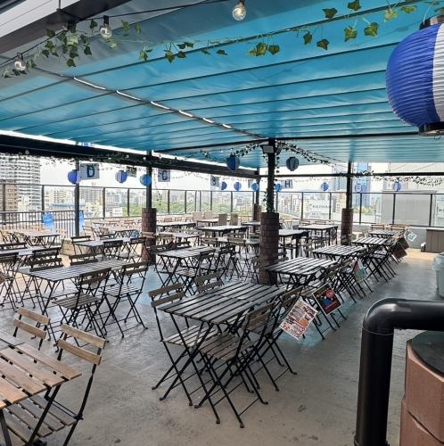 テーブル席（4名×29卓）4名様用テーブル席が22卓！少人数の飲み会からグループ宴会まで、幅広いシーンで利用可能です。天満橋を一望できる開放感抜群のロケーションで絶品BBQとビールを楽しみませんか？組み合わせて大人数にも対応できるので宴会のご予約も大歓迎です！