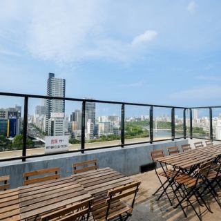 最大120名様までの貸切に対応可能な広々とした空間をご用意しています。完全個室のようなプライベート感を大切にしつつ、開放的な屋上の雰囲気も味わえます。音響設備やプロジェクターなども完備しているので、企業のパーティーや大人数のイベントにもぴったりです。