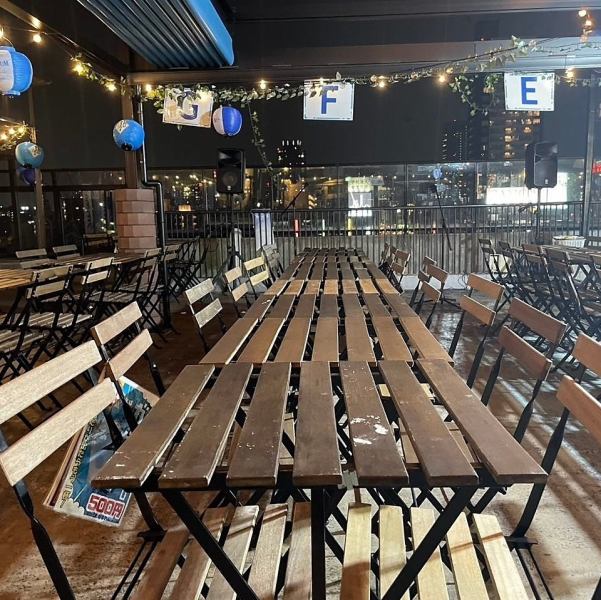 駅直結の立地にある屋上ビアガーデン。開放感満点で、天満橋の街並みを一望できるロケーションです。会社宴会やお仲間とのプライベート宴会、家族利用、女子会やデートにも最適。寒い季節はストーブを完備し、あたたかくお過ごしいただけるよう工夫しています♪美味しい鍋で温まってください!