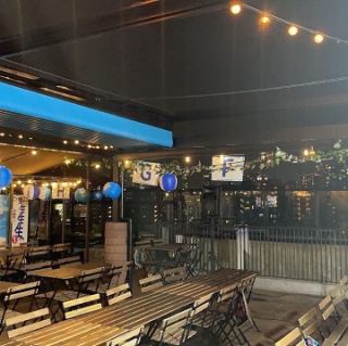 最大50名様までの貸切に対応可能な広々とした空間をご用意しています。完全個室のようなプライベート感を大切にしつつ、開放的な屋上の雰囲気も味わえます。音響設備やプロジェクターなども完備しているので、企業のパーティーや大人数のイベントにもぴったりです。