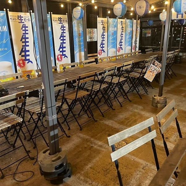 最大166名様までの貸切に対応可能な広々とした空間をご用意しています。完全個室のようなプライベート感を大切にしつつ、開放的な屋上の雰囲気も味わえます。音響設備やプロジェクターなども完備しているので、企業のパーティーや大人数のイベントにもぴったりです。