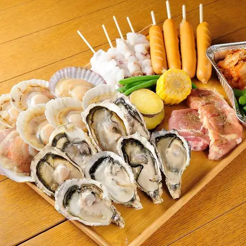 【豪快BBQディナー】2時間飲み放題&カラオケ歌い放題付き!海鮮肉盛りプラン