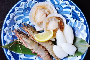 Assorted seafood (shrimp, squid, scallops)