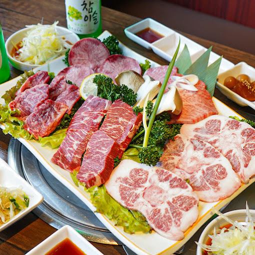 我们有很多标准的五花肉，韩国时事菜肴，海鲜煎饼，鸡肉等。