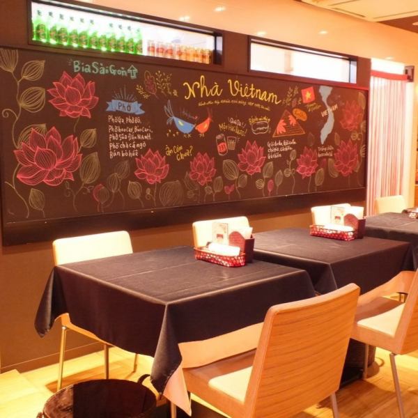 【蓮の花や可愛い黒板アートが映えるオシャレな店内】ゆったりお食事をお楽しみいただけます。お食事はもちろん、アルコールにピッタリなお料理も多数取り揃えております。お１人様ももちろん、ご宴会なども承れます。自慢のベトナム料理をどうぞご堪能ください。
