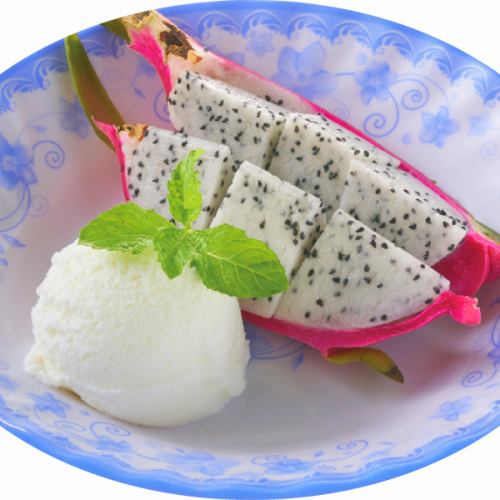 ドラゴンフルーツのココナッツアイス添え