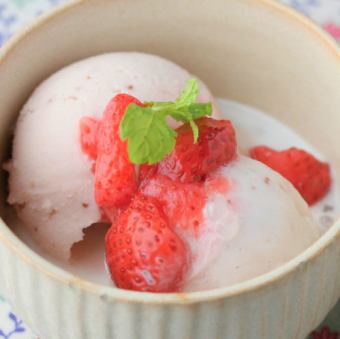 アイスクリームのココナッツミルクがけ