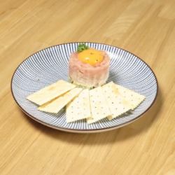 Tuna and avocado tartare served with crackers