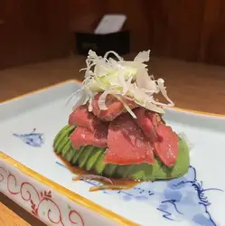 牛タンローストビーフとアボカド