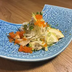 海螺與飛魚籽沙拉配調味品