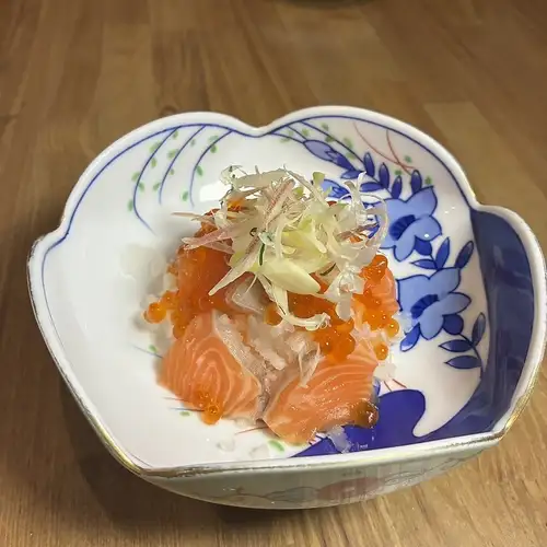 鮭魚和鮭魚籽沙拉配磨碎的白蘿蔔