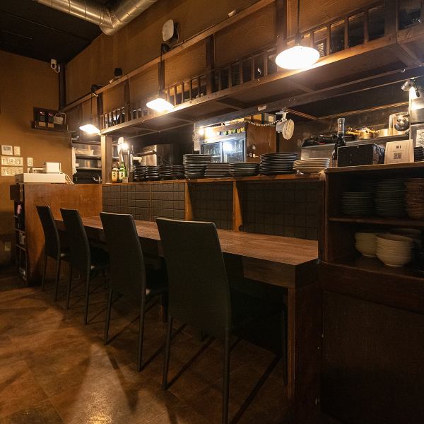 【カウンター席】木のぬくもり溢れる落ち着いた店内はデートや、お友達とのお食事にもピッタリ！1名様～ご利用頂けるカウンター席もご用意しており、目の前ではライブ感溢れる調理風景が見ながらお食事をおの足しみ頂けます。ぜひこちらも併せてご利用下さい☆