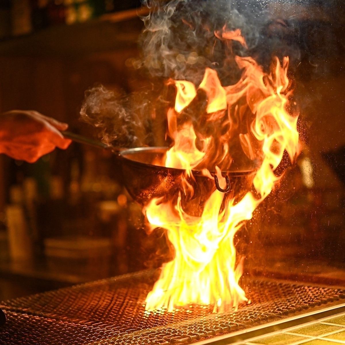 お洒落な店内で本格的な炉端焼きとオリーブオイルで揚げた天ぷらが堪能できる♪
