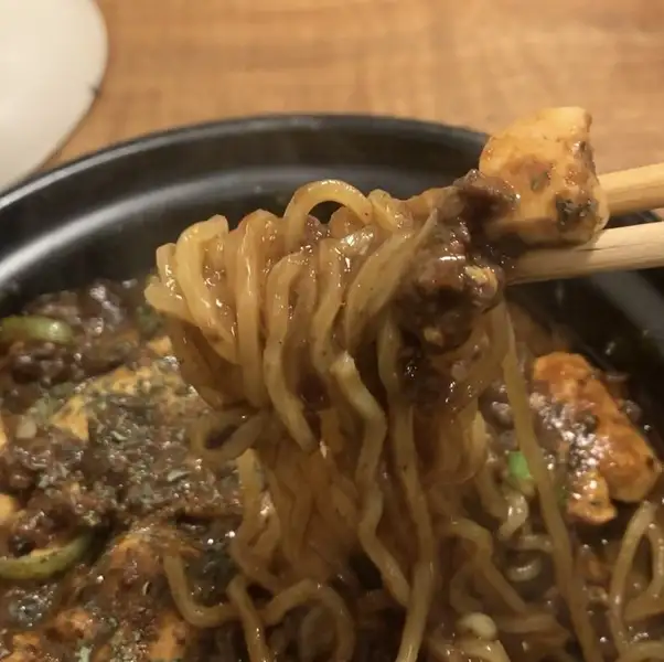 【ランチ始めました】11時半～14時　土鍋ラムカレー麻婆豆腐専門店に変わります！手切りの超粗びきラムを贅沢に使用。ラムの旨味とスパイス香るカレーをとろける麻婆豆腐と合わせたコク深い一品。土鍋で熱々のまま提供します。辛さ、トッピングも選べ、お好きにカスタムできます！麻婆麺に変更も可能！（写真は麻婆麺）　　