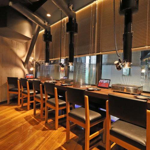Counter seats where you can enjoy your meal while overlooking the outside, yakiniku alone is welcome!