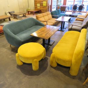 We welcome you in an unpretentious and stylish setting with a variety of tables, chairs, and lighting.Create a space where you can enjoy yourself no matter where you sit.