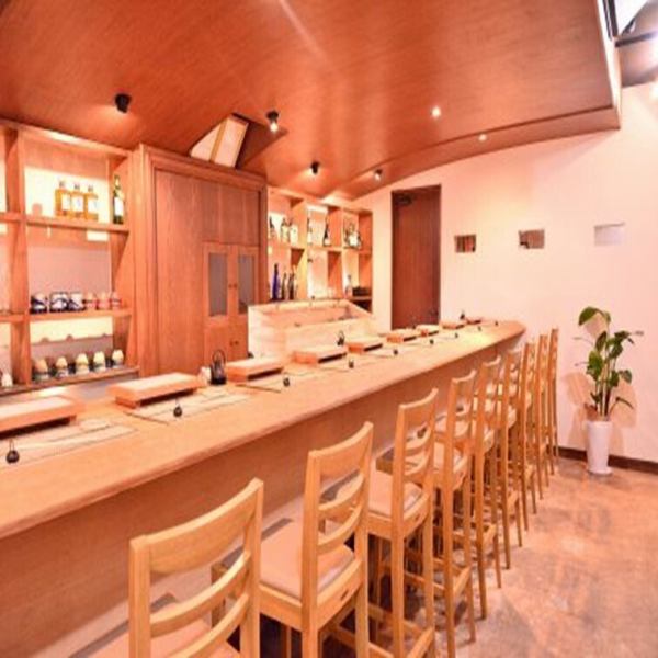 カウンター席は10席。店主と食材やお酒などの話に花を咲かせながらお楽しみ頂けるお席となっておりますので、お1人様からでも気軽にお越し頂けます。過度な香水を付けてのご来店は、店内のお客様が快適に食事を行えない可能性があるため、お控えくださいませ。