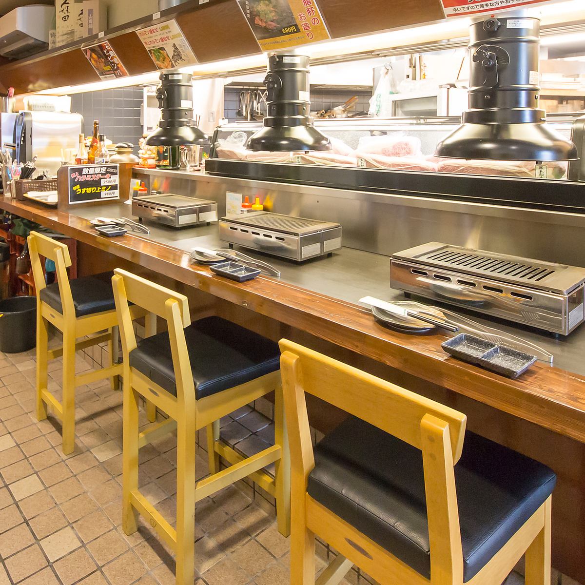 The counter seats that can be used by one person are perfect for returning to work ☆