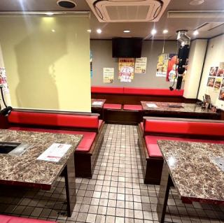 【3様～おかけいただけるテーブル席です】前後のお席をパーティションで仕切ることも出来ます。