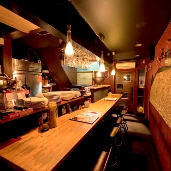 お一人様にはカウンターがおすすめ！仕事帰りなどお気軽にお立ち寄り下さい。店内のTVでスポーツ観戦もOK！