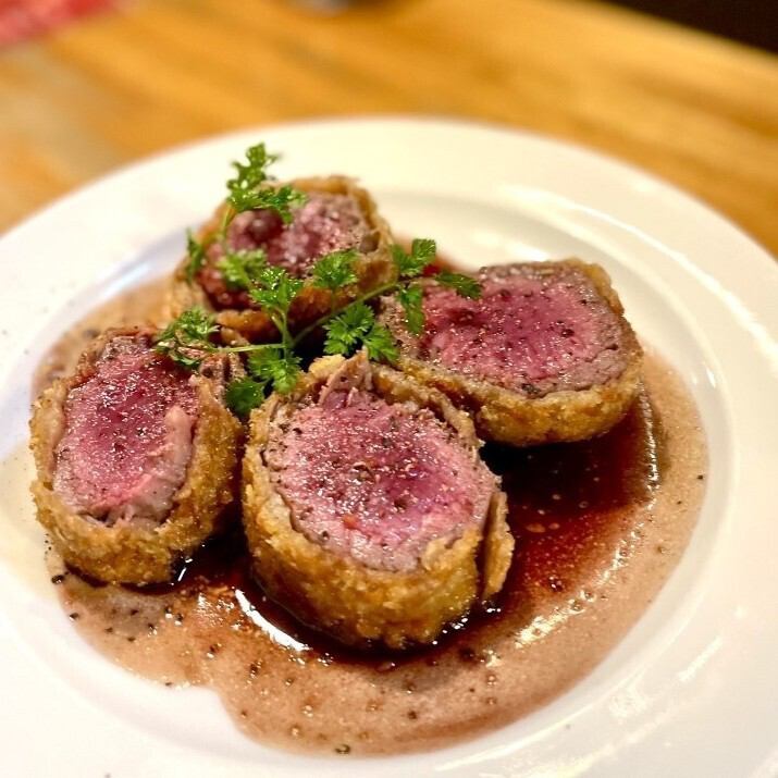 芳醇な牛ヒレ肉のレアカツはぜひワインと合わせてご堪能ください