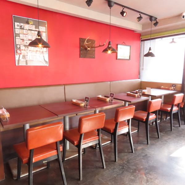 木の温もりに包まれた開放感あふれる店内は、都会の喧騒を忘れさせる上質な落ち着いた雰囲気が漂います。ゆったりと配置された高級感のあるレザー素材のソファー席で、大切な人と至福のひと時を心ゆくまでお過ごしください。