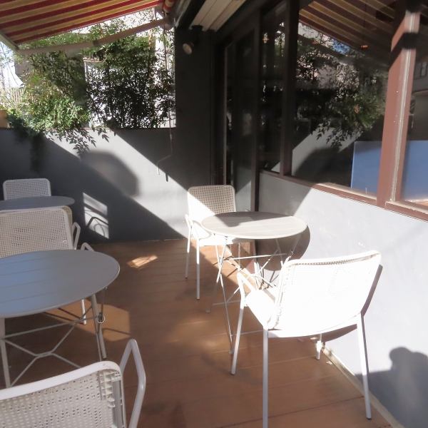 心地よい風が吹き抜ける開放的なテラス席は、大切なペットと一緒に過ごせる憩いの空間となっております。2名掛けのテーブルを3卓ご用意しておりますので、お散歩の合間や週末のランチにぜひお気軽にお立ち寄りください。