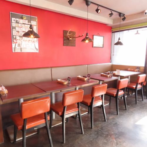 女子会などにもピッタリなベンチシートのあるテーブル席をご用意！