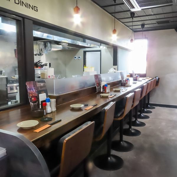 【１階カウンター席でちょい飲み】お一人様や少人数でのサク飲みにぴったりなカウンター席。スタッフとの会話も弾み、気軽に焼き鳥とお酒を楽しめるスポット。まずは一杯、ふらっと立ち寄る使い勝手の良さが魅力です。