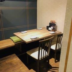 和を基調とした落ち着きのある個室でお過ごしいただけます！半個室のテーブル席や、人数に応じて仕切るお座敷席がございます♪お勤め先でのご宴会・飲み会や同窓会にも最適◎ご予算やご利用人数等お気軽にご相談ください！