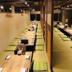 少人数様から団体様までゆったり足を伸ばしてお寛ぎいただけるお座敷は、人数に合わせてお席をご用意！宴会場をすべて貸切れば、最大64名様までご利用いただけます♪