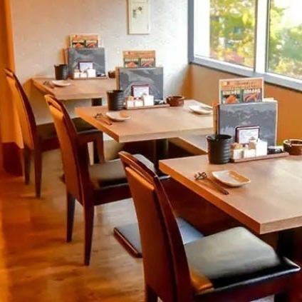 【テーブル席／2～16名様】お仕事帰りの飲み会にも最適です◎テーブル席は4名様までのお席のが4卓あり、人数に応じてテーブルをご調整いたします！歓迎会・送別会などの会社宴会、イベントでのお集りに！博多駅から徒歩4分で集まりやすく、地元での飲み会にも、アットホームな雰囲気でゆったりとお寛ぎいただけます◎