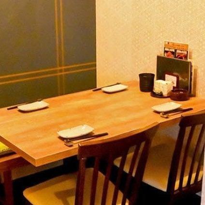 【半個室／4名様×4卓・8名様×1卓】周囲を気にせずお過ごしいただけます！4名様、8名様までご利用いただける半個室もご用意ございます！仕切りがあるので、周囲を気にすることなくプライベート空間でゆったりお過ごしいただけます。各種宴会や飲み会にぜひご利用ください♪