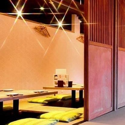 最大64名様まで着席可能な、ゆったりとした掘りごたつ座敷を完備しております。足を伸ばしてリラックスできるため、長時間の宴会でも疲れずにお過ごしいただけます。送別会・歓迎会や会社の大規模な集まりなど、大人数での宴会にぜひご利用ください。