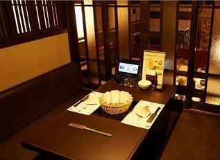 <p>誰にとっても居心地の良い空間を目指し、温かみのある照明と木の質感を活かした内装に仕上げました。ご友人やご家族とのしゃぶしゃぶ食べ放題を囲む笑顔あふれる食卓、大切な方とゆっくり語り合うひととき、会社の宴会で盛り上がる賑やかな時間。様々なシーンで思い出に残るひとときをお過ごしいただけます。</p>