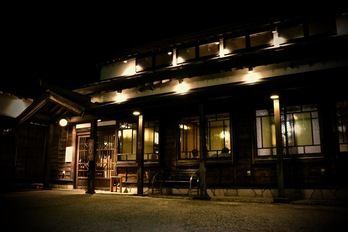 <p>趣のある和風の外観が目印の当店。店内は広々とした空間に、木のぬくもりを感じる落ち着いたインテリアで統一されています。お一人様やデートに最適なお席から、ご家族連れでくつろげるテーブル席、さらに大人数での宴会にぴったりな個室まで様々な席をご用意。どんなシーンでもご利用いただけます。</p>