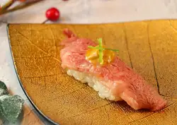 海胆炙烤和牛握寿司
